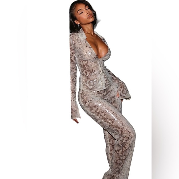 NWT✨Pretty Little Thing Silver Snake Sequin Wide Leg Pants - Picture 6 of 7